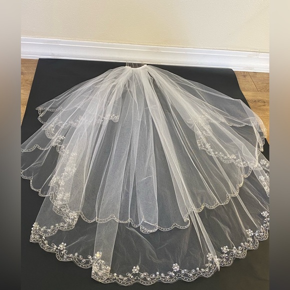 Davids Bridal fine netting veil w/ delicate beading flower details scalloped hem - Picture 3 of 6